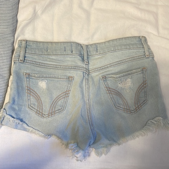 Hollister low rise shorts. - Picture 2 of 2